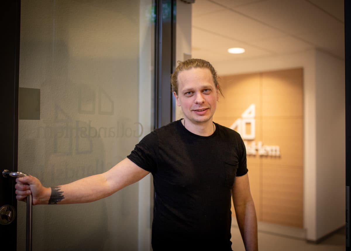 En man står och håller upp dörren till GotlandsHems kontor.