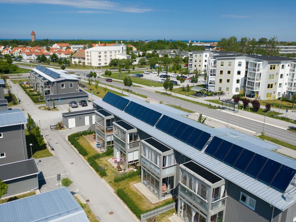 Fågelperspektivet som visar solceller på ett av bostadshusens tak.