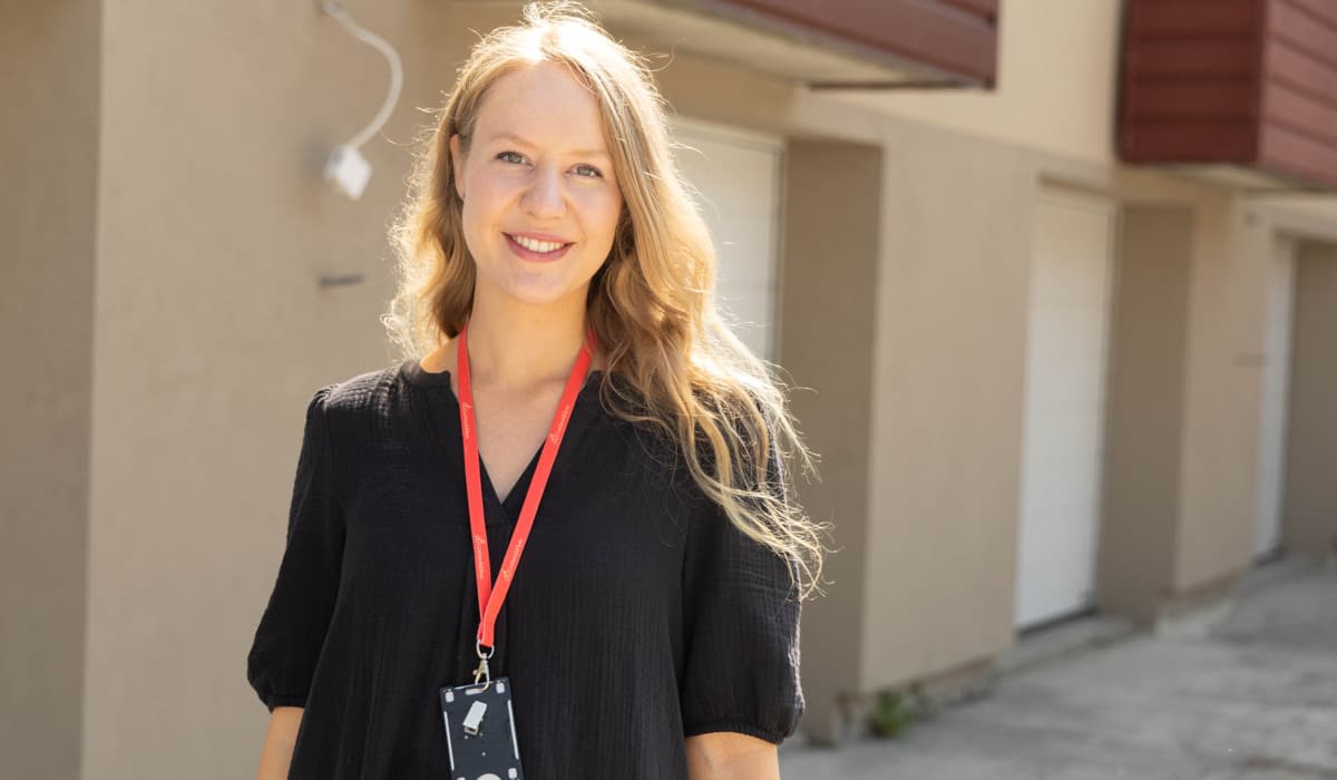 Karin Johansson framför de nyrenoverade garagen som hör till hus 1, Concordia i Slite