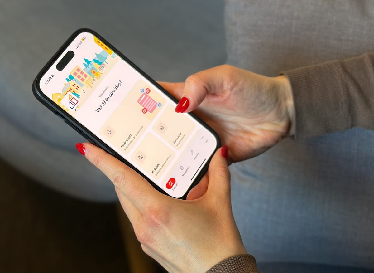 Person som håller i en mobiltelefon och scrollar i en app