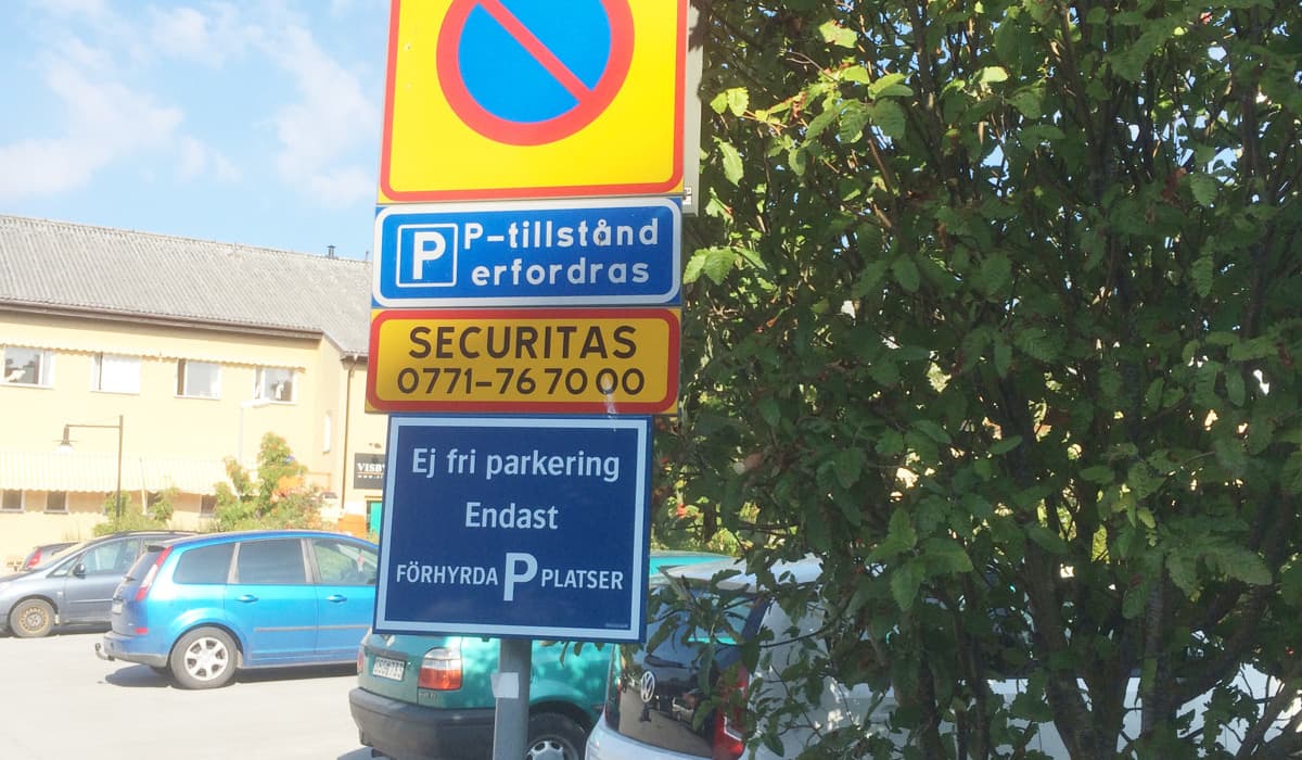 Färgglada skyltar på en parkeringsplats som informerar om parkeringsregler.