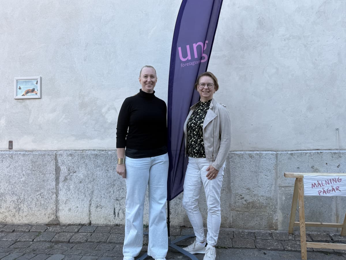 Några personer som står bredvid varandra.