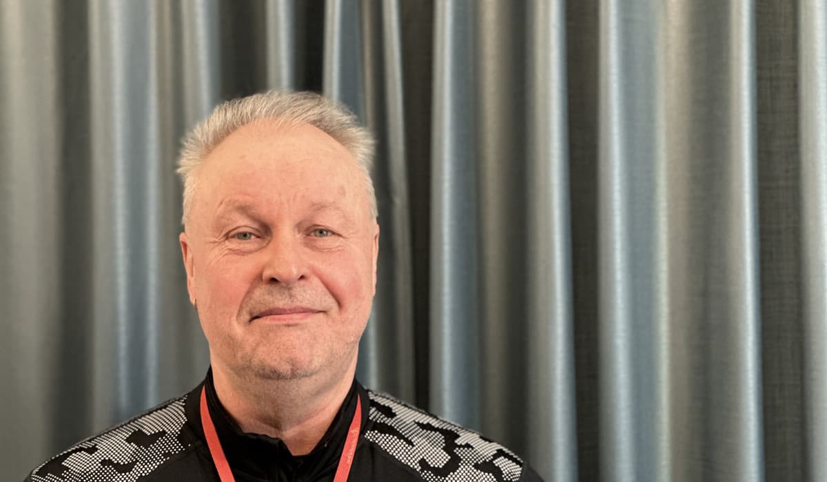 Man ler mot kameran.