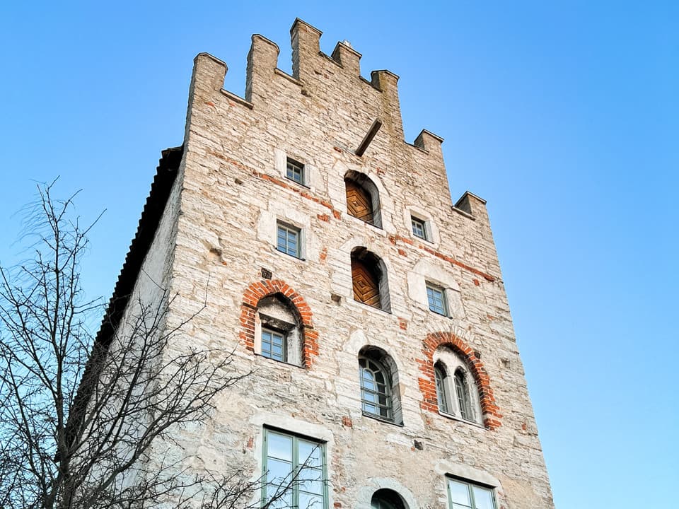 Högt medeltida hyreshus i Visby innerstad med turkos dörr.